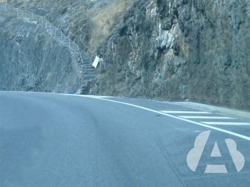 Si circula por una vía con un carril para cada sentido, ¿cuándo le está…