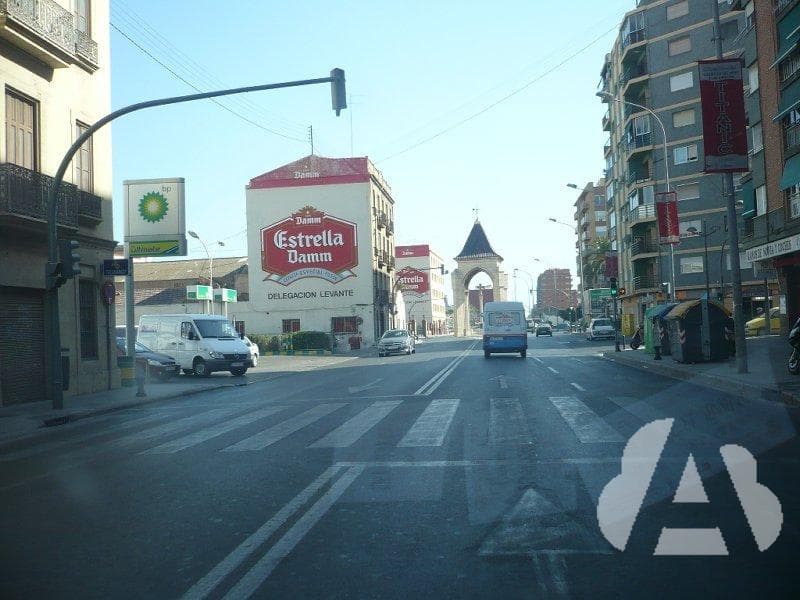 Un conductor tiene que atravesar la acera para acceder a una gasolinera, ¿tiene…