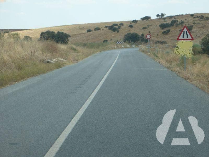 En un puente que disponga de un ancho de calzada inferior a 6 metros, ¿qué…