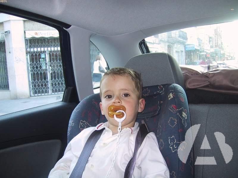 ¿Cómo debe viajar en un vehículo un niño menor de edad y estatura igual o…