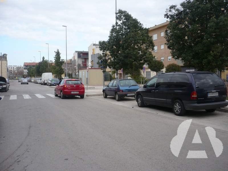 En un paso para peatones, ¿está permitido parar o estacionar?