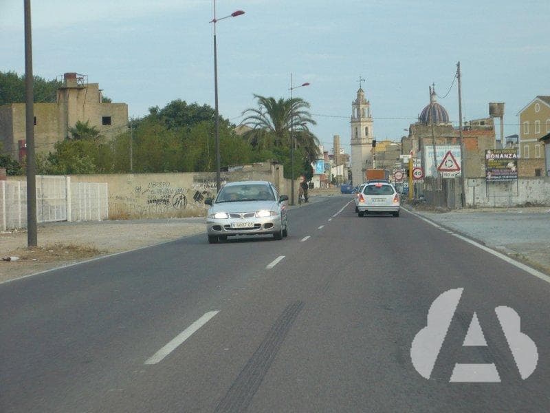 ¿Qué alumbrado debe utilizar un turismo que circule entre la puesta y la salida…