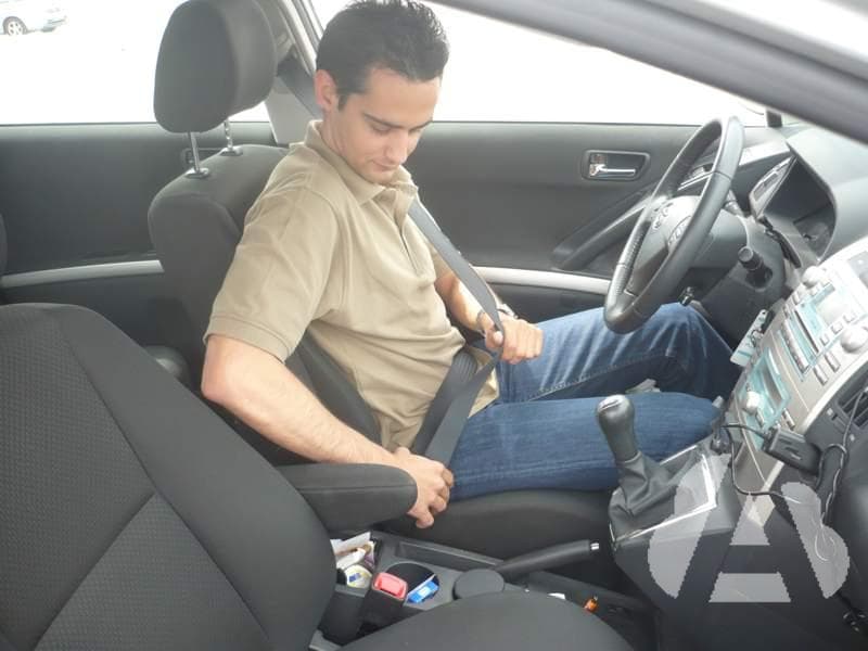 En caso de accidente, ¿existe algún riesgo si el cinturón de seguridad va…