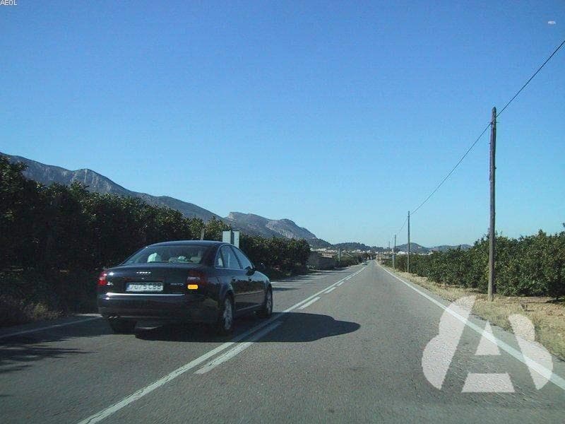 En carretera, ¿cuándo puede adelantar por la derecha?