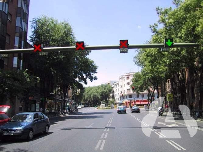 Circula por un carril delimitado por marcas longitudinales dobles discontinuas…