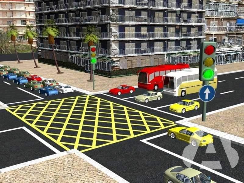 El semáforo está verde, pero la intersección está saturada. ¿Qué debe hacer?