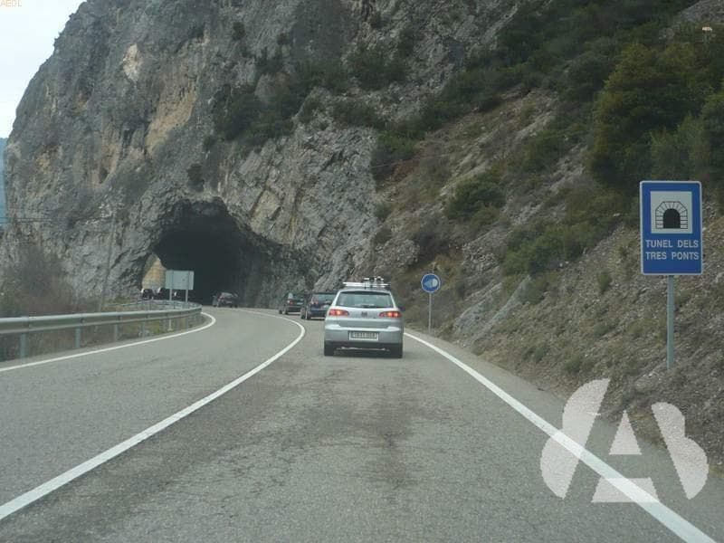 ¿Puede adelantar en un túnel con un solo carril para cada sentido?