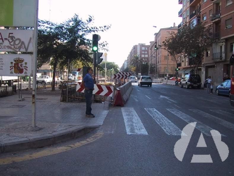 El carril bici está cortado por obras; ¿por dónde debe circular el ciclista a…