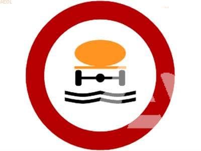 Esta señal prohíbe la entrada a los vehículos que transporten...