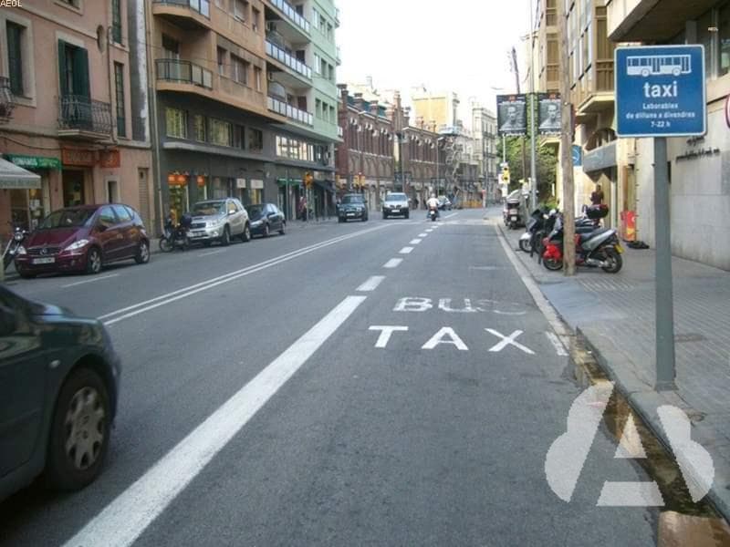 ¿Está permitido que un turismo utilice un tramo de carril reservado para…