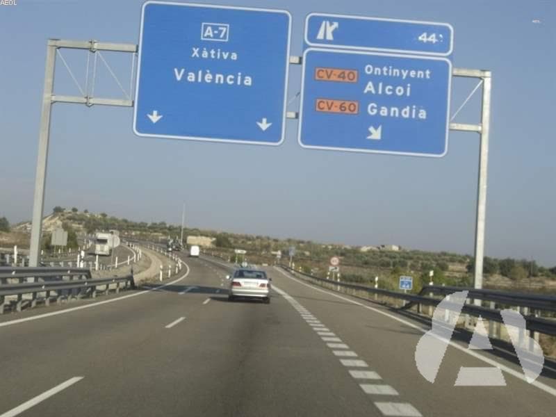Si quiere abandonar una autovía, ¿en qué momento debe entrar en el carril de…