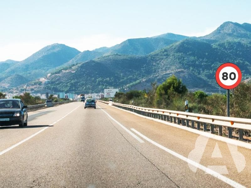 Si una vía se diseña para circular a una velocidad máxima de 80 km/h, circular…