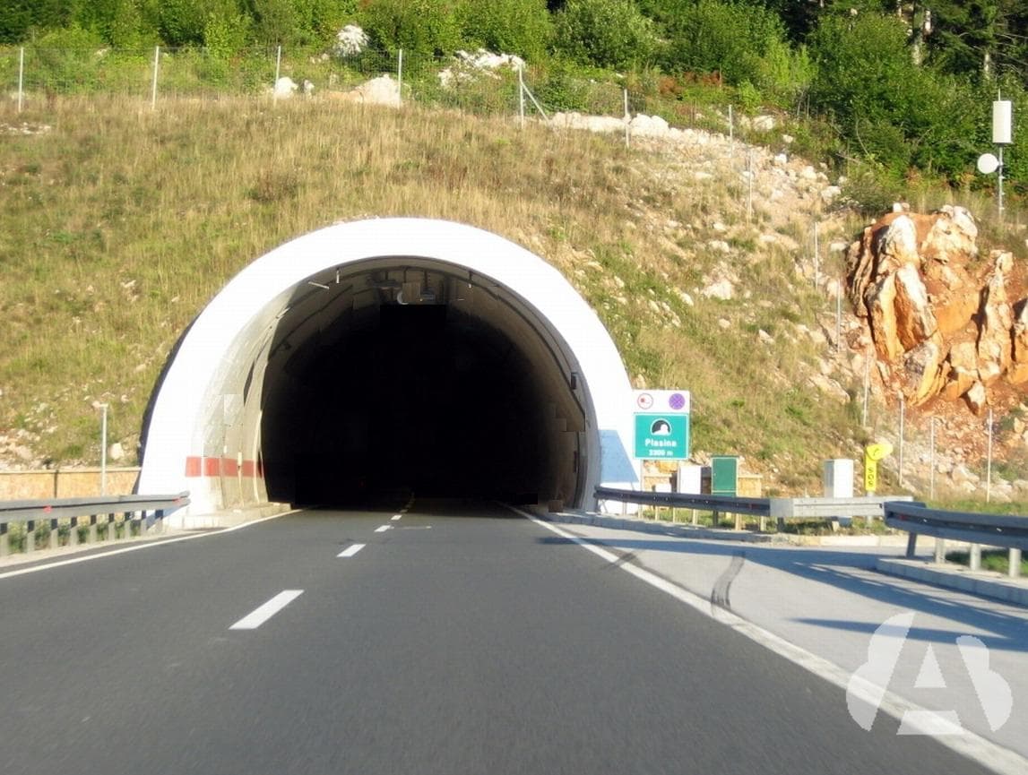 En un túnel insuficientemente iluminado, ¿qué alumbrado debe llevar encendido…