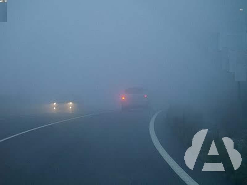 En caso de niebla espesa, ¿qué alumbrado es obligatorio llevar encendido para…