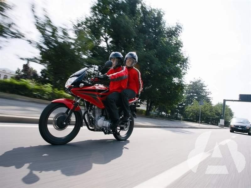 Una motocicleta, ¿puede llevar instaladas luces antiniebla?