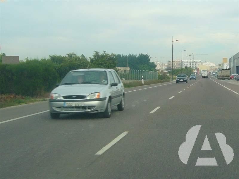 En una vía interurbana de doble sentido de circulación, ¿está permitido…