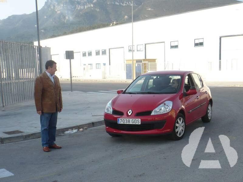 Un conductor gira con su vehículo para entrar en otra vía, ¿debe ceder el paso…