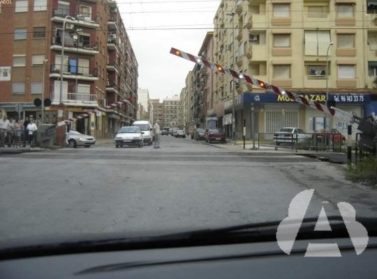 En un paso a nivel, una semibarrera móvil en movimiento...