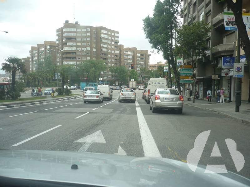 ¿Está permitido parar o estacionar en un carril bus?