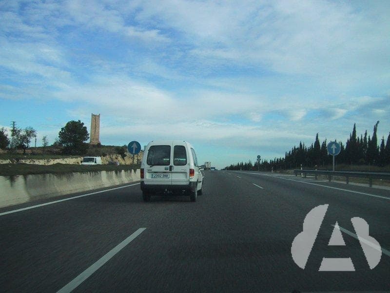 ¿En qué situación advierte al conductor el sistema avanzado de ayuda a la…