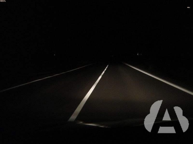 Circula con la luz de largo alcance y se acerca a un vehículo que circula a…
