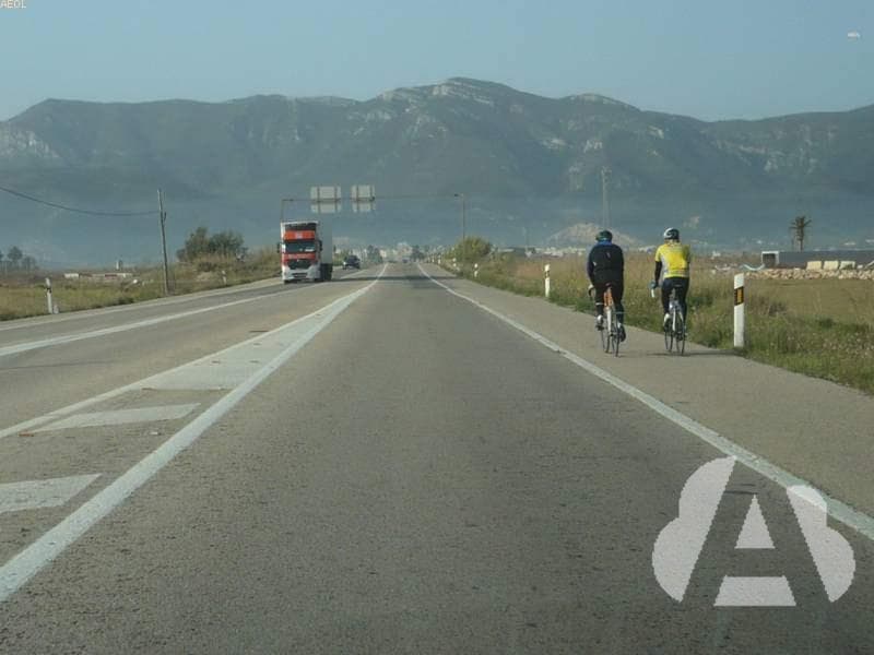 Si se dan las condiciones de seguridad precisas y va a adelantar a un ciclista…