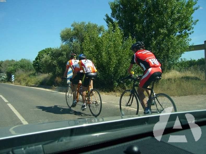 En una calzada con arcén transitable y suficiente, ¿por dónde circulará un…