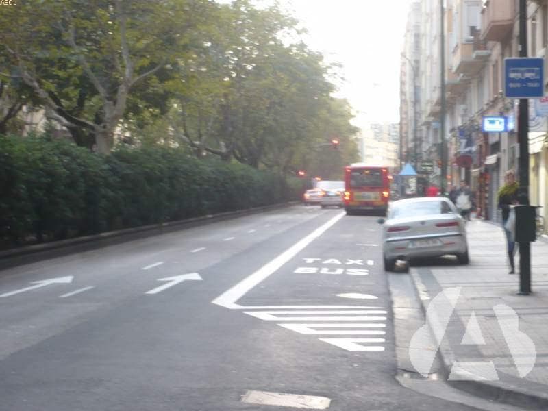 ¿Está permitido realizar una parada en un carril reservado para autobuses?