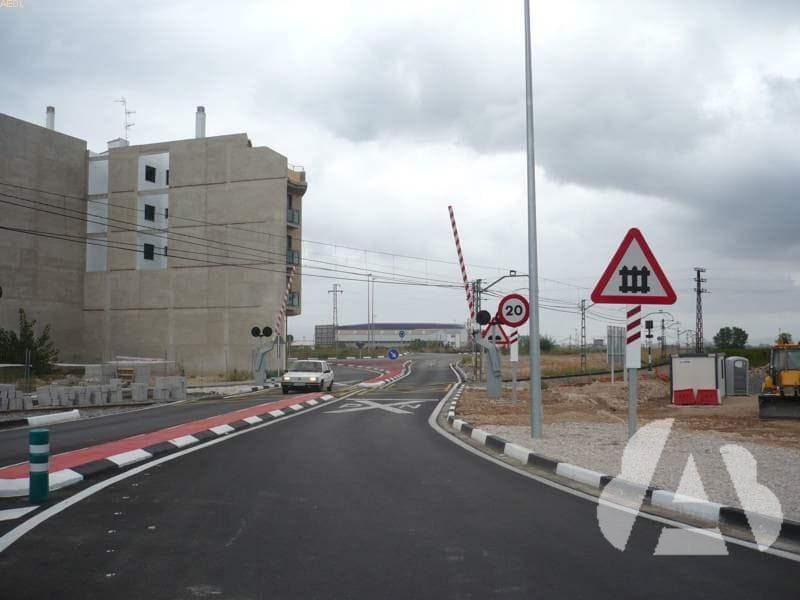 Al aproximarse a un paso a nivel o a un puente móvil debe...