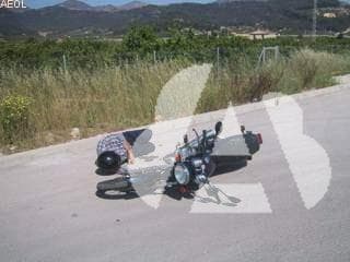 ¿Qué debe procurar hacer el conductor de una motocicleta que sufre una caída y…
