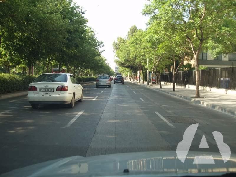 En esta vía urbana, ¿está permitido adelantar por la derecha?