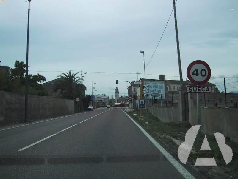 Se detiene en un carril esperando para realizar un cambio de sentido, ¿está…