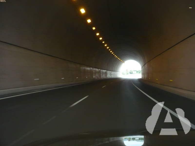 Si por una emergencia queda inmovilizado en un túnel, deberá...