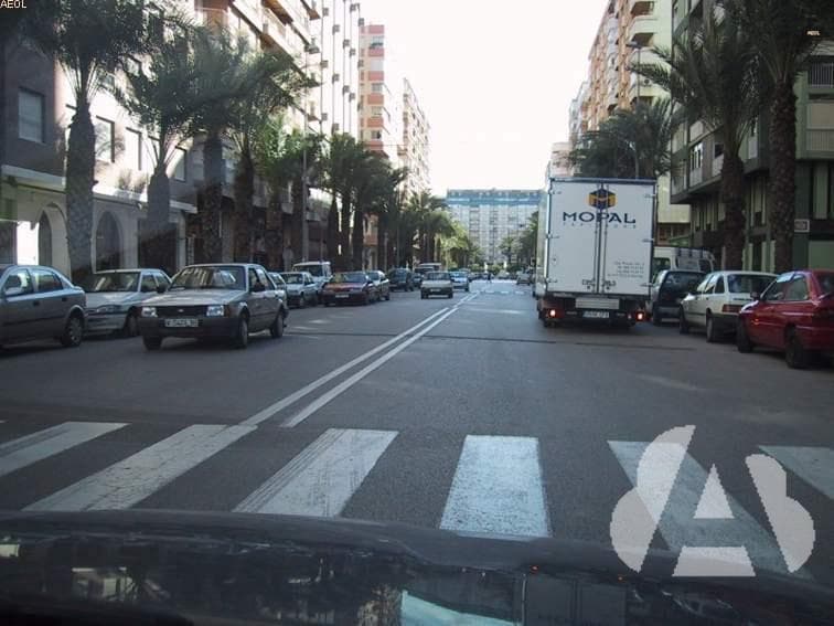 En esta calzada, ¿está permitido ocupar el carril contrario para rebasar al…