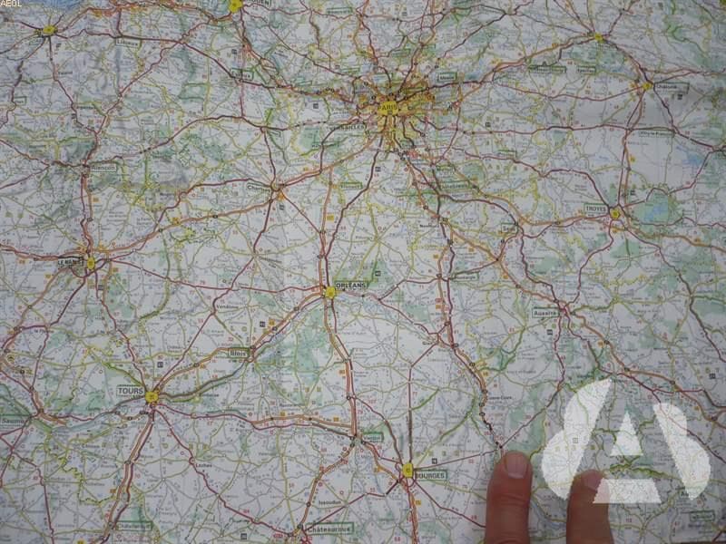 Leer un periódico o mirar un mapa mientras se circula, ¿es un riesgo para la…
