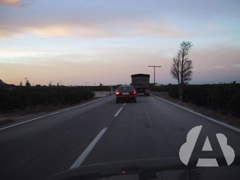 En esta carretera, para adelantar al camión, ¿a qué velocidad puede circular…