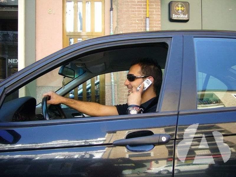 El nivel de atención de un conductor, ¿disminuye cuando utiliza el teléfono…