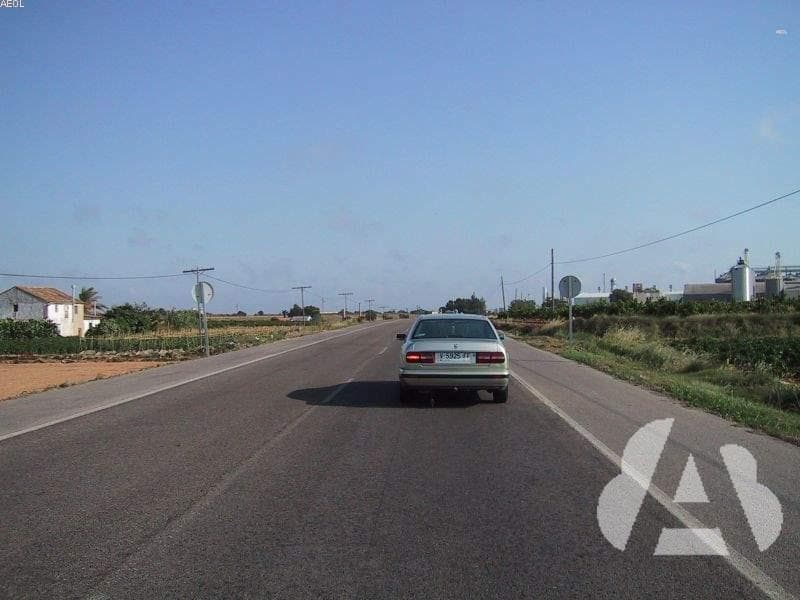 En esta vía de doble sentido, el conductor del turismo blanco, ¿dónde situará…