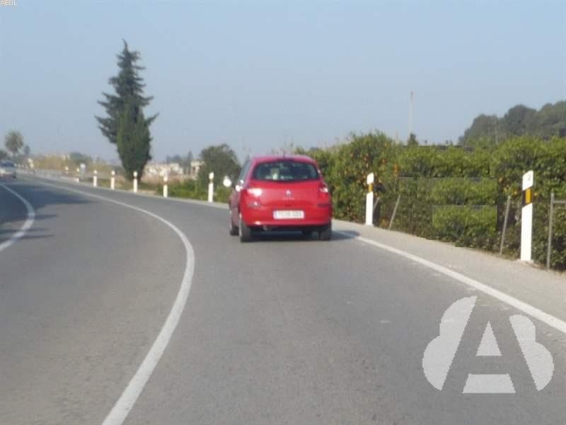 En esta curva sin visibilidad de una carretera de doble sentido, ¿le está…
