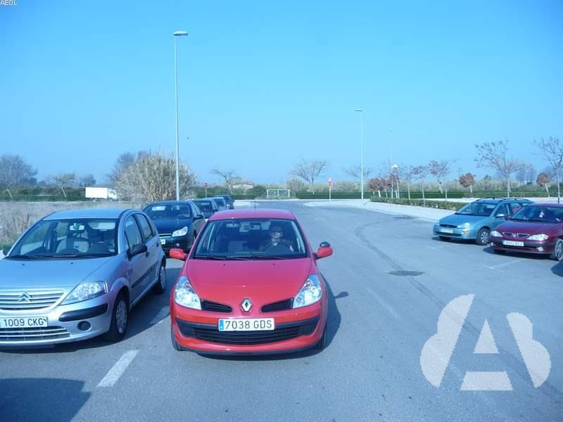 Se considera que un vehículo estacionado perturba gravemente la circulación…