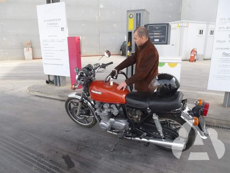 Es conveniente que la indumentaria del conductor de una motocicleta sea...