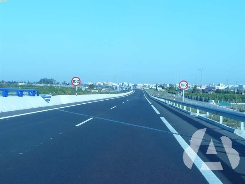 En esta carretera, ¿qué indica la línea discontinua de la derecha?