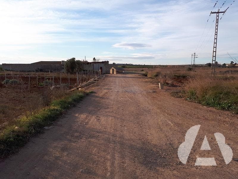 En una vía sin pavimentar, situada fuera de poblado, ¿a qué velocidad máxima…