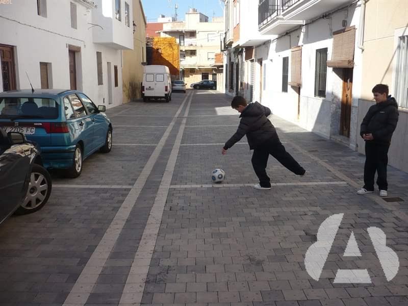 Para anticiparse al peligro es muy importante que el conductor...