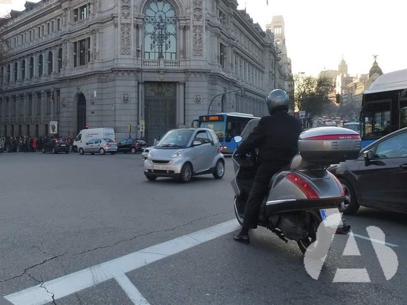 En los vehículos de anchura inferior a un metro, la carga no debe sobresalir…