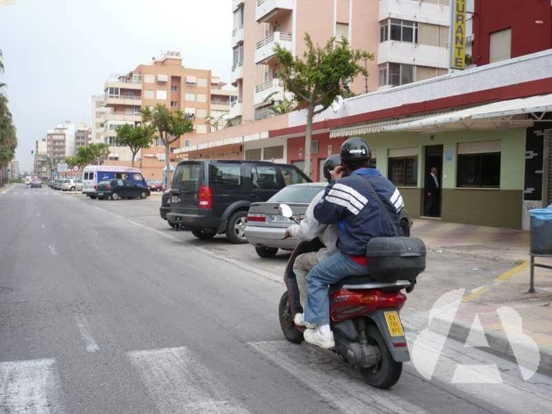 En vías interurbanas, ¿por dónde debe circular un ciclomotor cuando no exista…