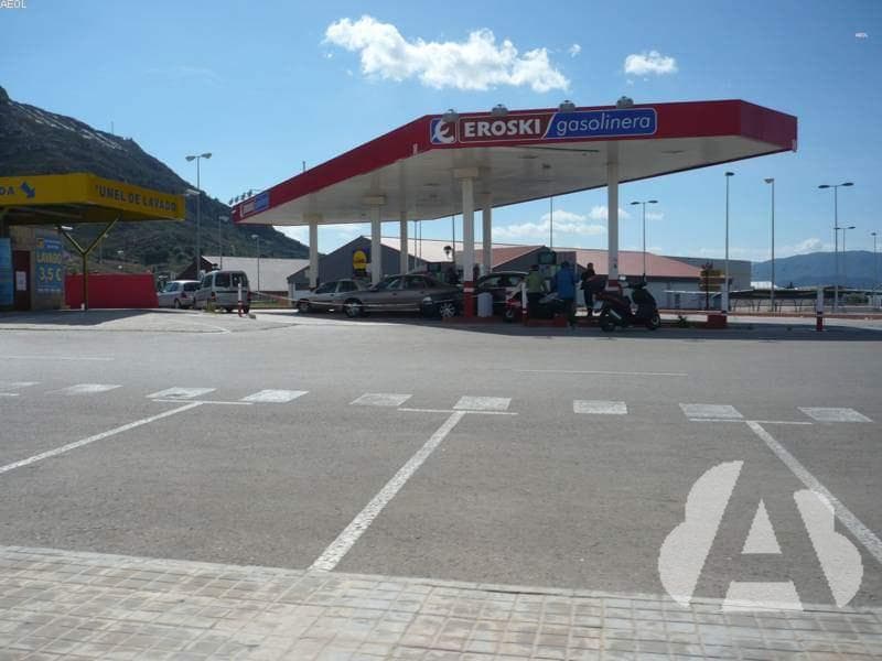 ¿Qué precauciones, entre otras, debe adoptar al cargar combustible en el…