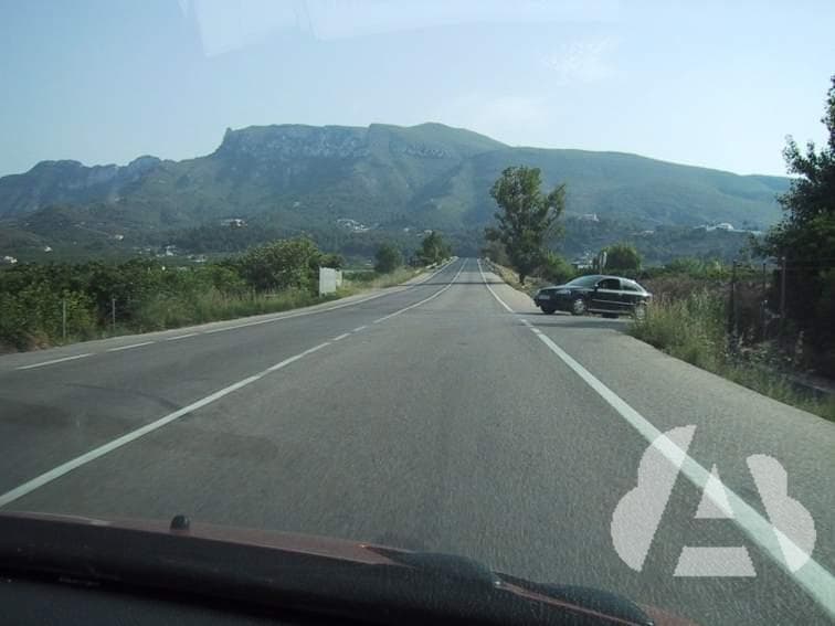 Desde un camino privado se incorpora a la calzada, ¿a qué velocidad debe…