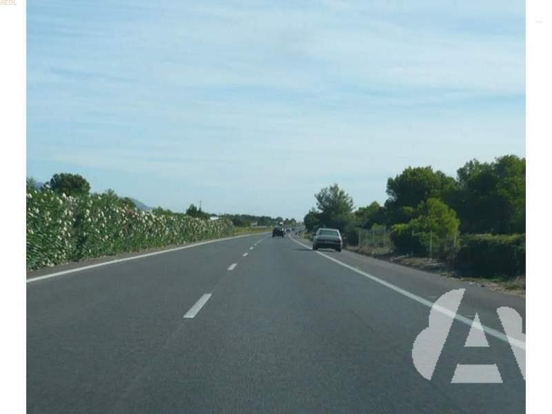 ¿Cuándo se debe circular por el arcén en una autovía?