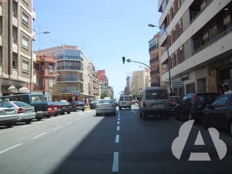 En vías urbanas, si no pretende adelantar, ¿qué distancia de seguridad se debe…